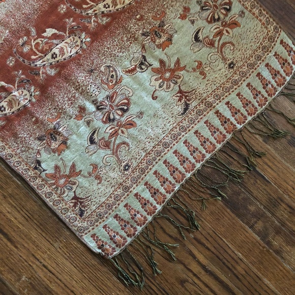 Reversible Hungarian Scarf - Picture 5 of 7